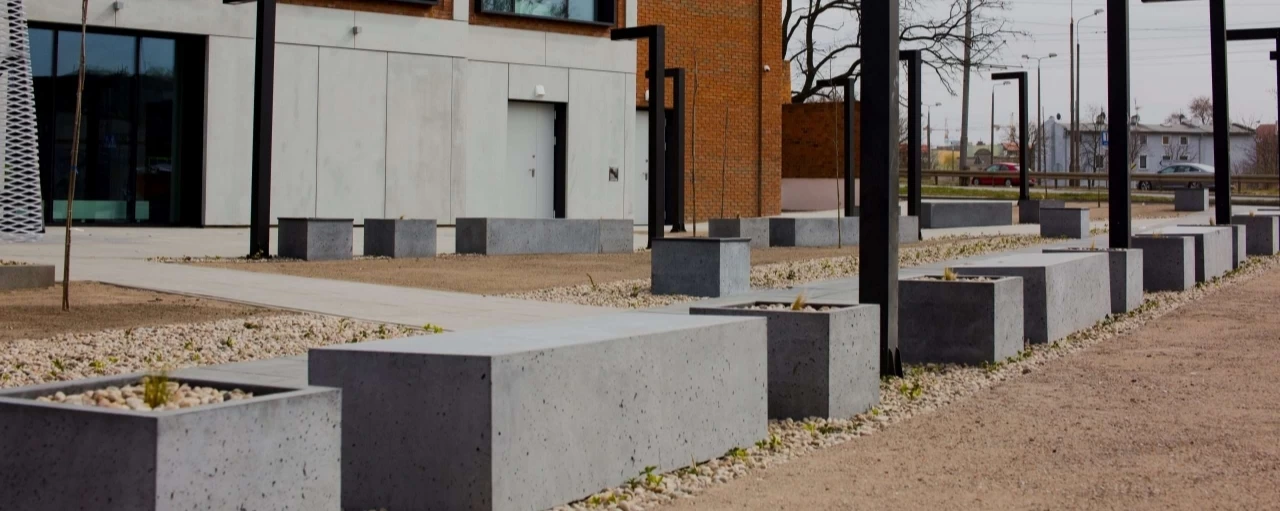 mała architektura z betonu, siedziska betonowe przy budynku